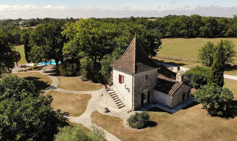 Gîte pour 4 personnes, avec piscine à Valprionde