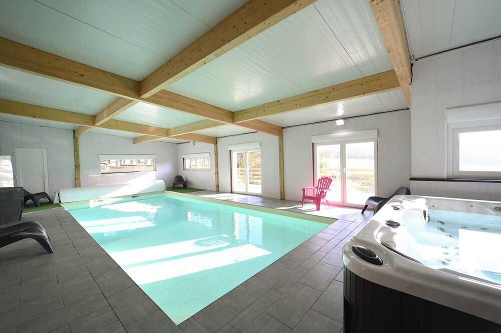 A  L Oree Du Bois , Gite De 500 M2 Pour 15 Personnes Avec Piscine Et Jacuzzi in Signy-l'Abbaye, Ardennes