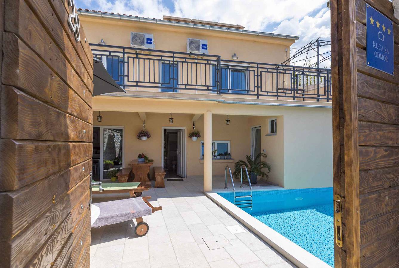 Vakantiehuis in buitenzwembad in Tribalj, Primorje-Gorski Kotar