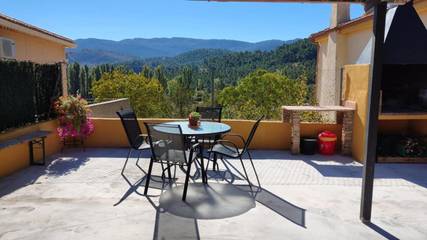 Casa de vacaciones para 8 personas, con jardín además de terraza y vistas en Sierras del Segura