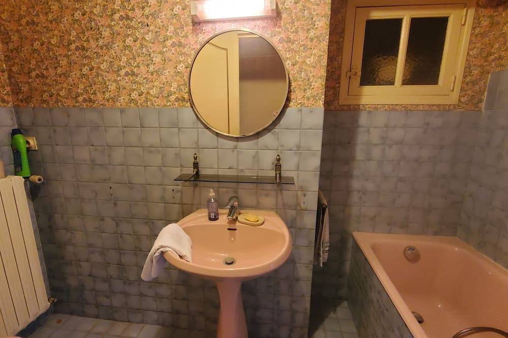 Apartamento entero, Single-storey apartment, 5 minutes from town center, terrace, south-facing in Provins, Sena y Marne