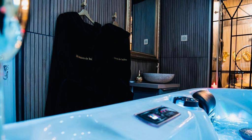 Appartement entier, Loveroom 50 nuances de bulles jacuzzi et sauna privatif in Lens, Région de Lens