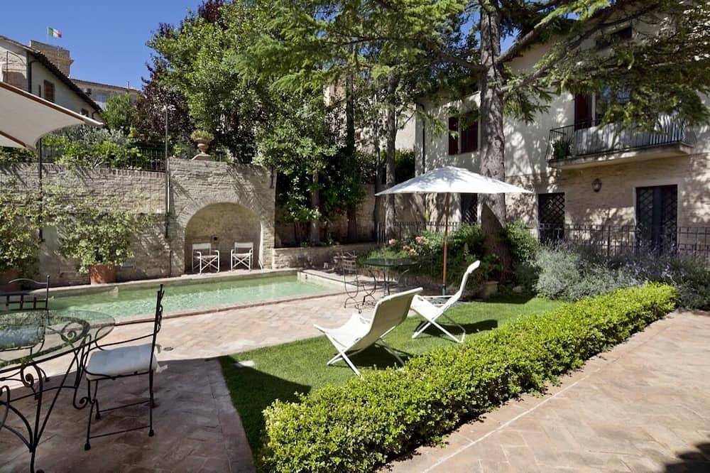 Entire apartment, Perugino vacation apartment with garden and pool in Montefalco, Perugia Province