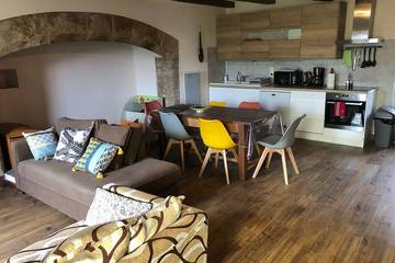 Location de vacances pour 6 personnes, avec piscine ainsi que jardin et jacuzzi à Castelnau-de-Mandailles