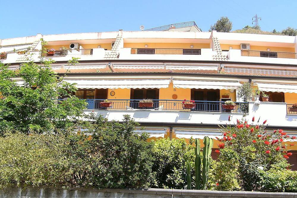 Entire apartment, Holiday House Da Rosa in Letojanni, Messina Province
