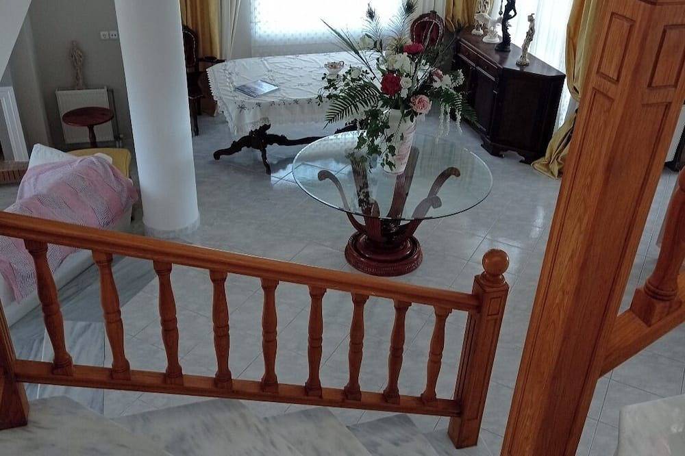 Beautiful Tuscan Villa with pool amongst the vineyards and olive trees. in Korinthia