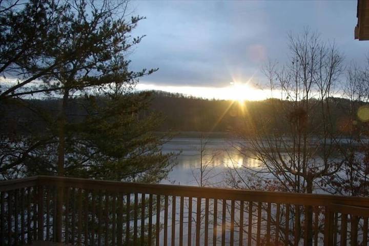 Vacation rental for 22 people, with hot tub and terrace as well as pool in Jocassee