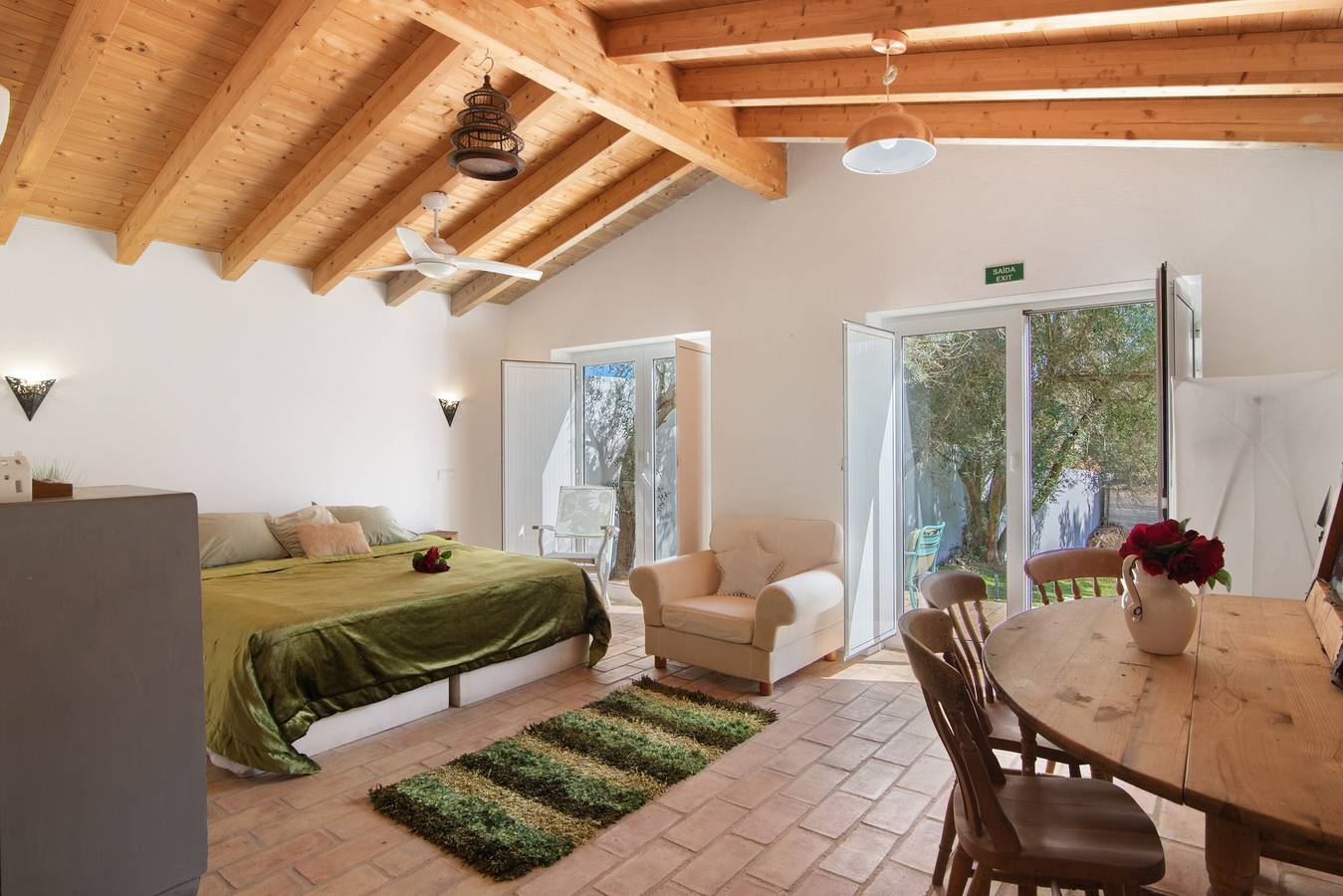 Apartamento inteiro, Apartamento 'Casa De Mondo - Green Room' com Piscina Partilhada, Wi-Fi e Ar Condicionado in Boliqueime, Distrito de Faro