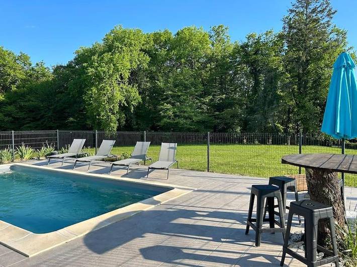 Location de vacances pour 4 personnes, avec Terrasse ainsi que Jardin et Piscine à Sainte-Trie