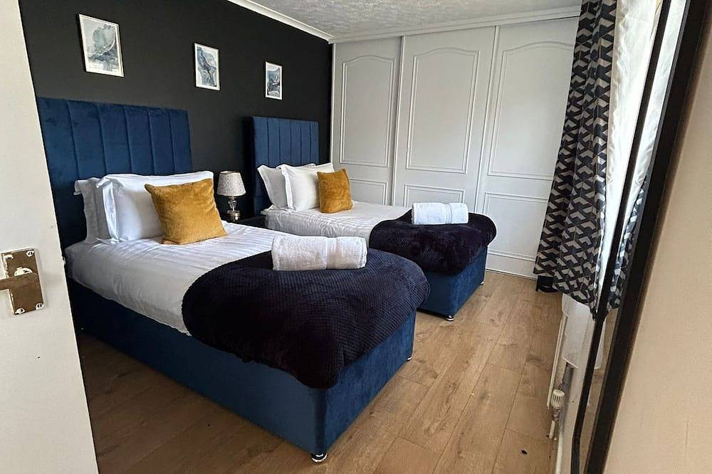 Lovely 3 Bedroom Contractor House Stevenage l Sleeps 6 l Free Parking & Wifi in Stevenage, Hertfordshire