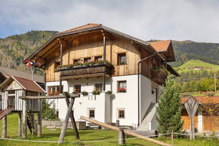 Apartamento entero, Apartamento 'Inneroswalderhof 3' con vistas a la montaña, jardín compartido y Wi-Fi in Antholz, Rasun Anterselva