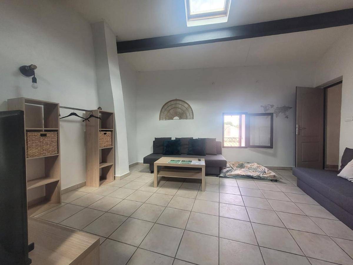 Appartement entier, One-Bedroom Apartment in Saint-Mitre-les-Remparts, Côte méditerranéenne (France)