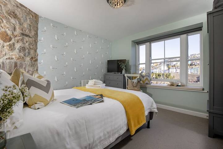 Seven - La Petite Maison is a stylish, dog-friendly holiday home in Brixham in Brixham, Torbay