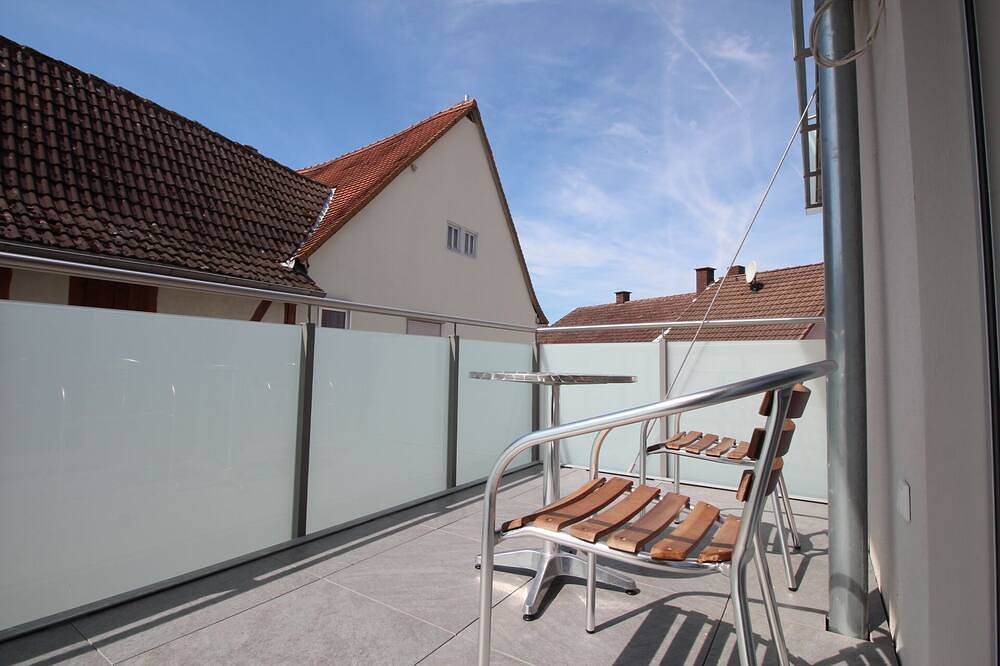 Schloßberg-Apartment, direkt an Frankfurtrheinmain in Alzenau, Spessart-Mainland