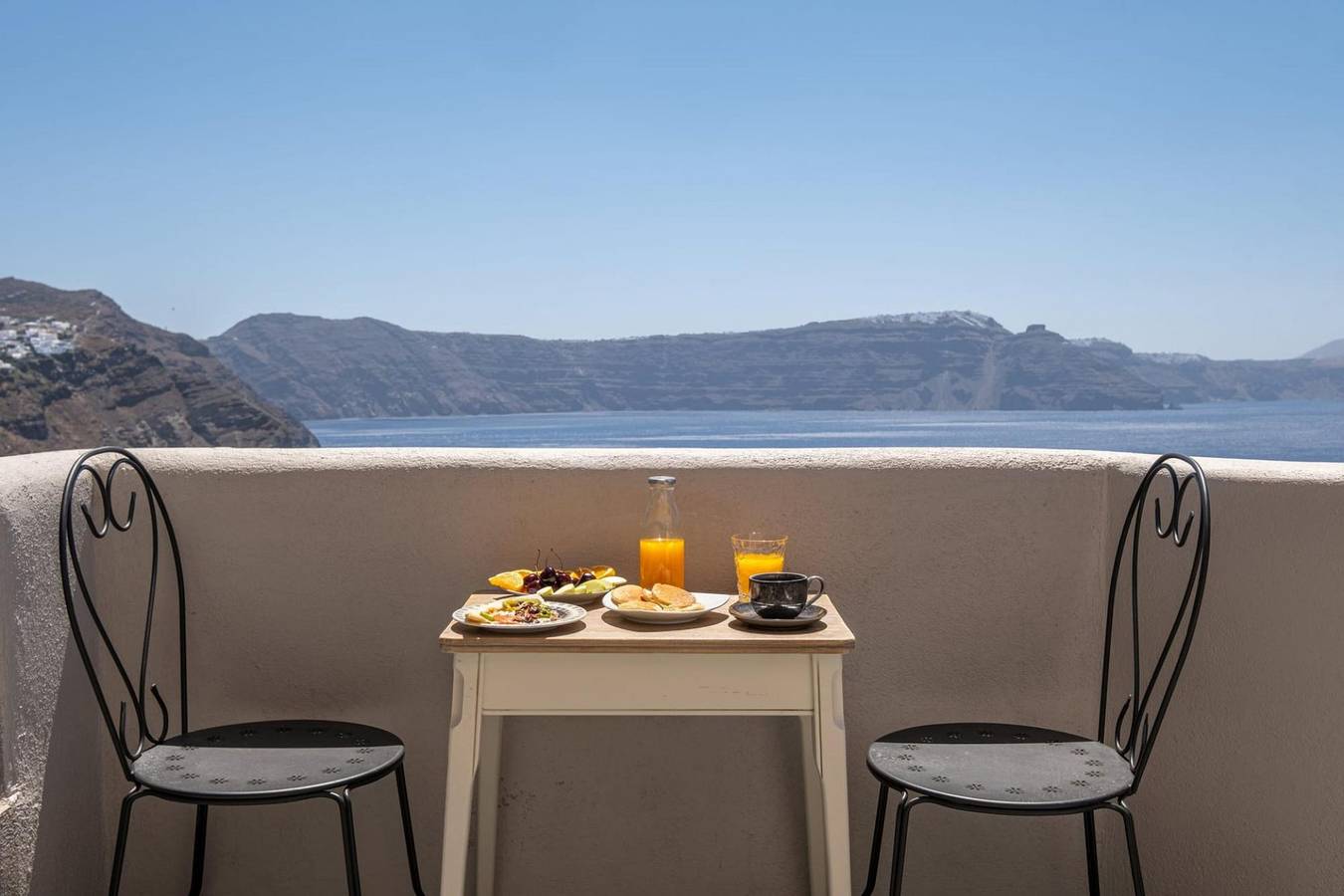 Glamour Villa with Caldera View & Indoor Hot Tub in Oia, Santorin