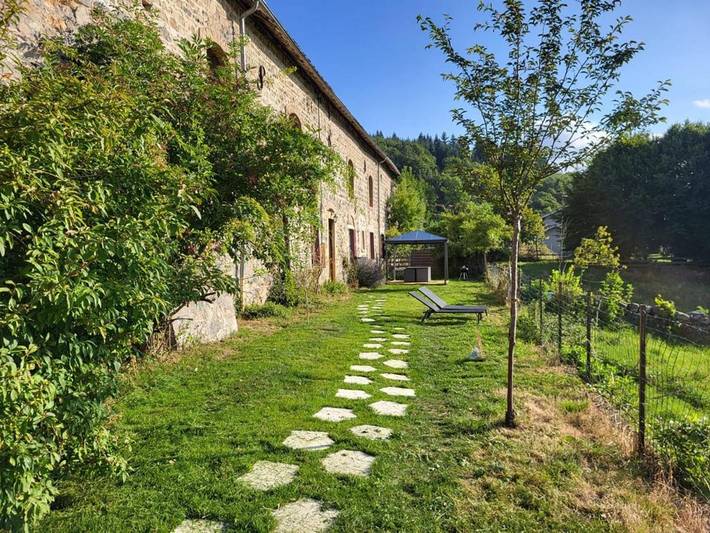 Location de vacances pour 6 personnes, avec vue et jardin à Vernay
