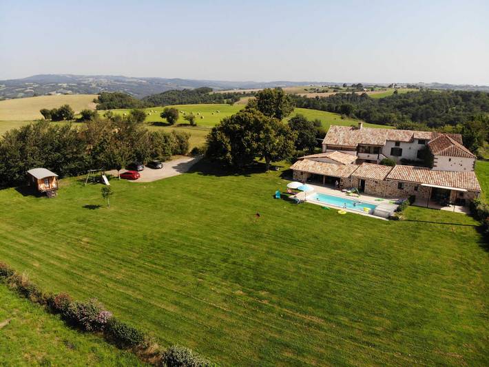 Gîte pour 14 personnes, avec terrasse et piscine à Saint-Martin-Laguépie
