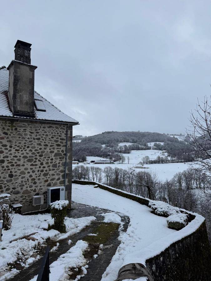 Location de vacances pour 14 personnes, avec vue ainsi que terrasse et jardin à Sainte-Eulalie (Cantal) - 3