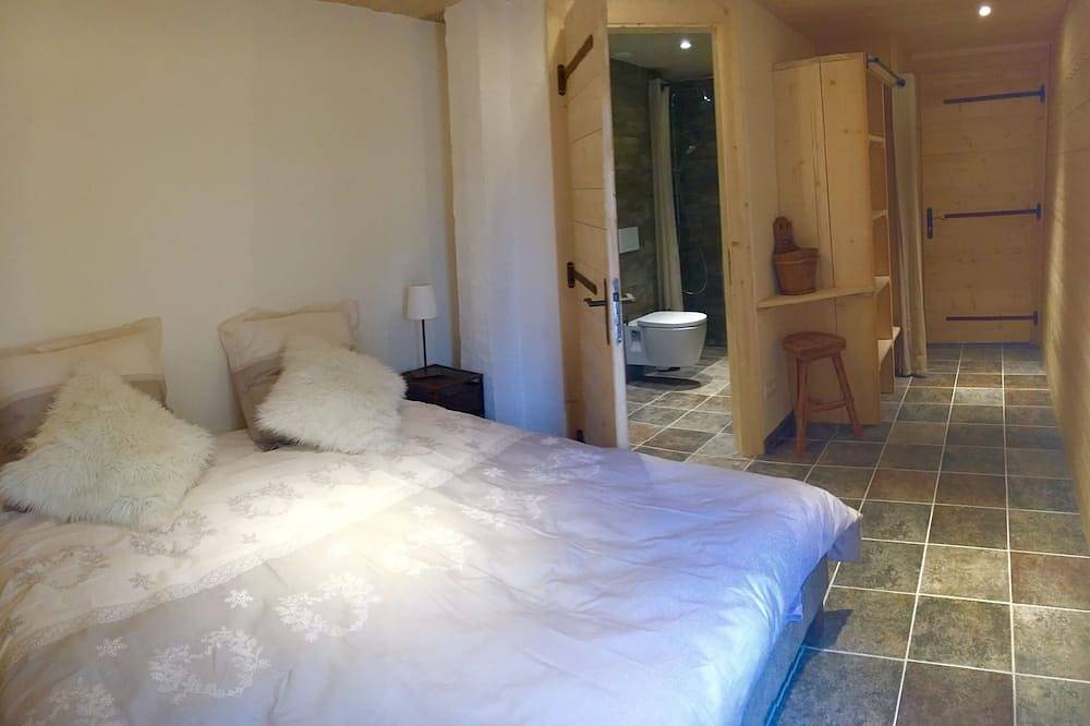 Chalet de 4 estrellas entre lago y montaña, jacuzzi, sauna, frente a las pistas. in Habère-Poche, Thonon-les-Bains region