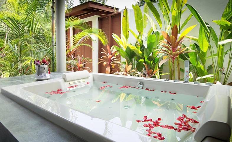Villa pour 10 personnes, avec terrasse et piscine ainsi que jacuzzi et jardin