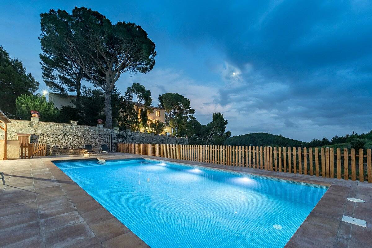 Chalet para 18 personas con piscina in Figuerola del Camp, Alto Campo