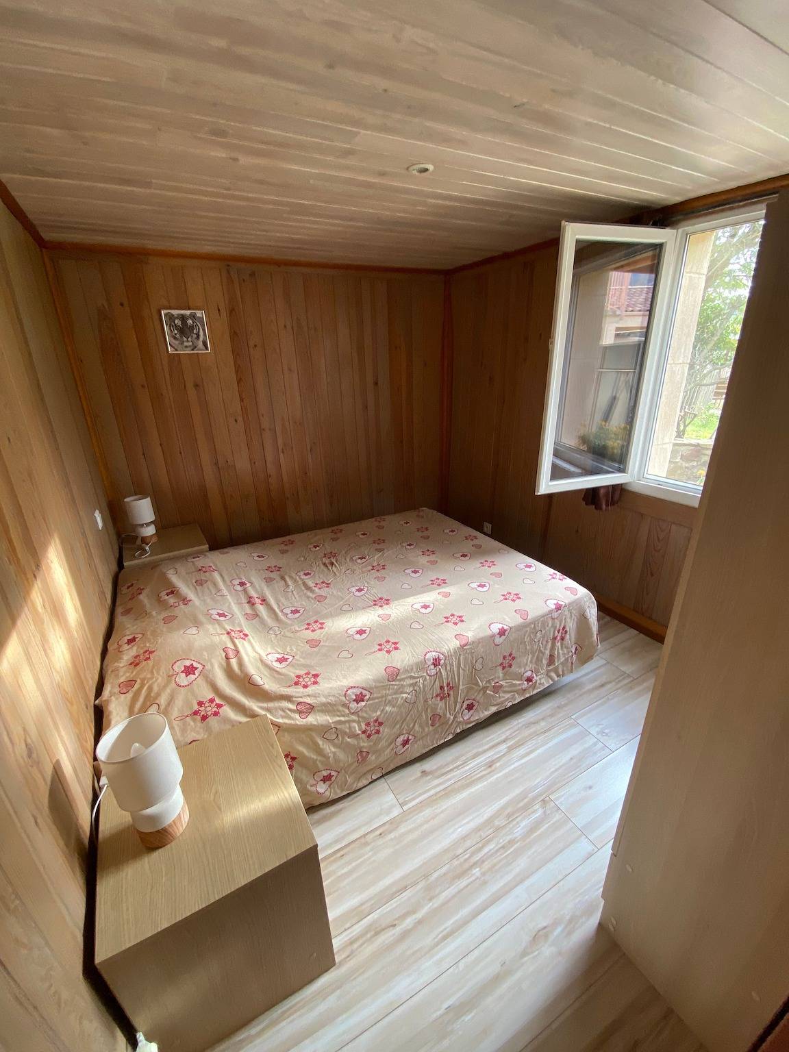 Apartamento entero, Apartamento «Encantador refugio para 2 en el corazón de Lodève» con vistas, piscina y Wi-Fi in Lodève, Región de Lodève