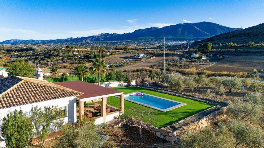 Apartamento para 8 personas, con vistas además de jardín y piscina en Coín