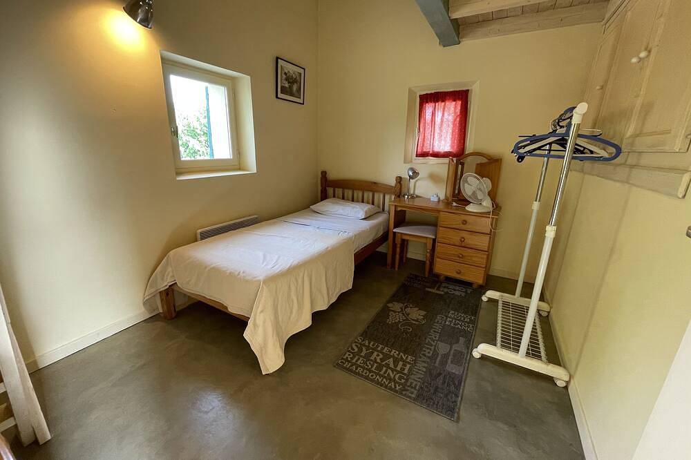 Gite Soie: cosy stone cottage in a quiet area surrounded by vines in Mazan, Parc naturel régional du Mont-Ventoux