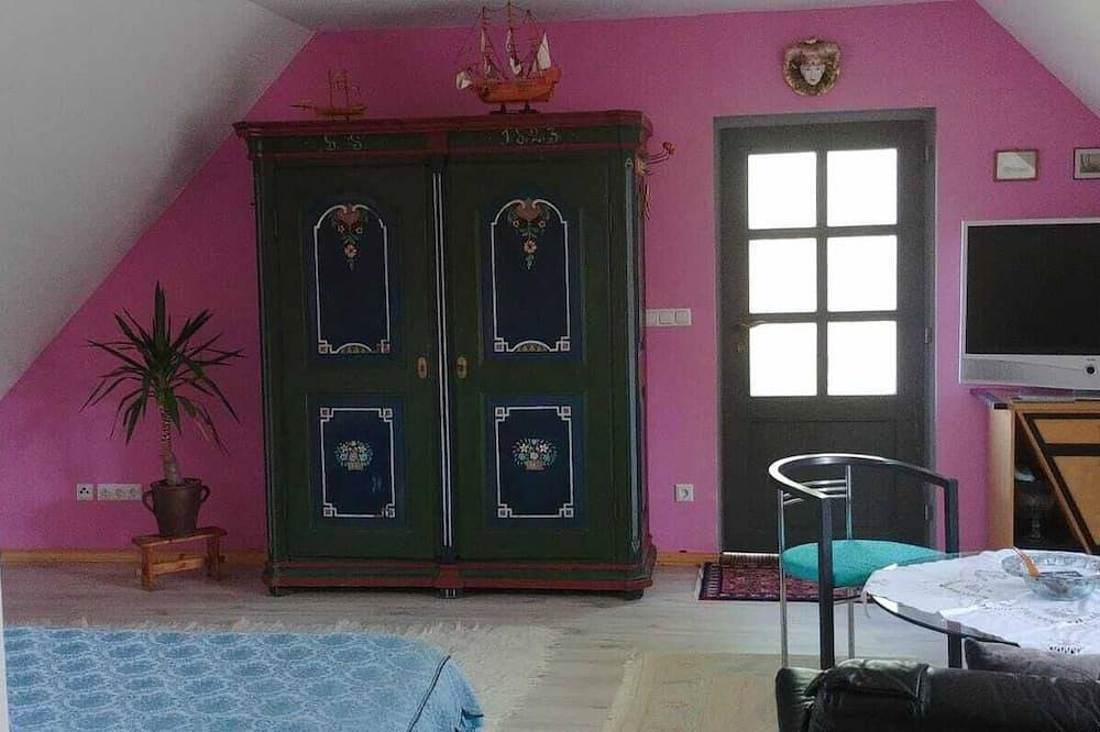 Entire apartment, Cozy apartment overlooking the greenery on the Lindenhof in Garz/Rügen, Ruegen