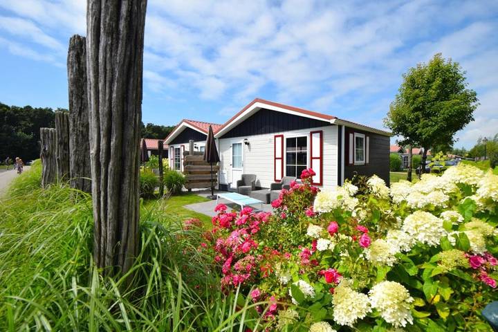 Vakantiepark voor 2 personen, with Whirlpool and Terras as well as Tuin and Kinderzwembad in Veere