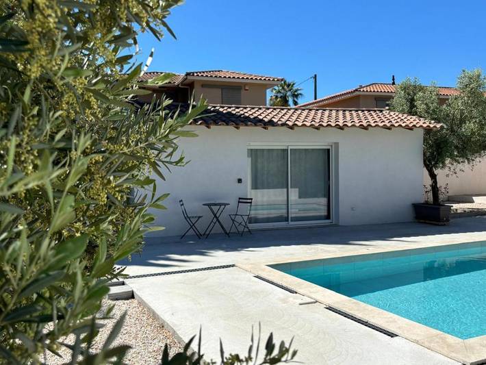 Maison d’hôte pour 2 personnes, avec vue et terrasse ainsi que jardin et piscine à Marignane