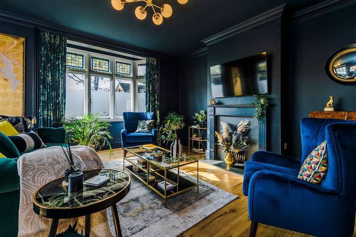 Glamping for 9 people, with garden and terrace as well as hot tub in Berkshire