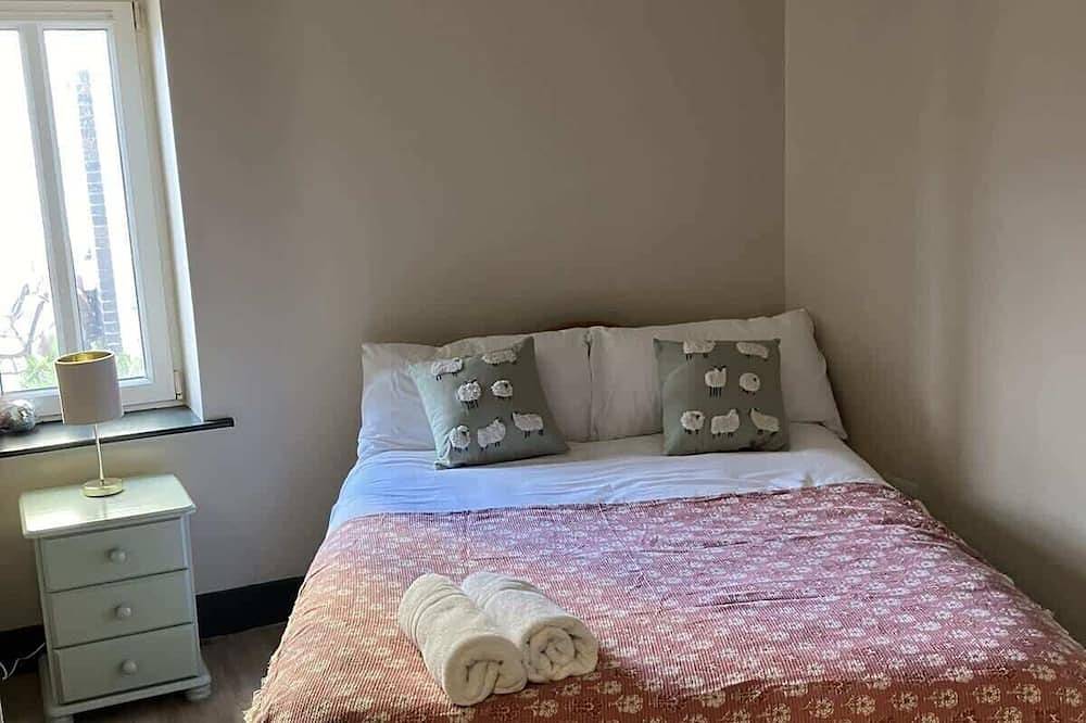 Entire apartment, Seaside Hideaway by Grattan Beach (Parking Included) in Salthill, Galway