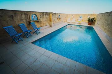Cottage pour 10 personnes, avec terrasse ainsi que vue et piscine dans Sannat