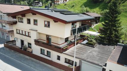 Ferienwohnung für 3 Personen, mit Terrasse und Garten, kinderfreundlich in Lanersbach