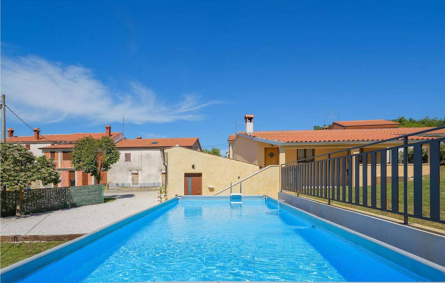Reizende Ferienwohnung mit Pool, Terrasse und WLAN, 1 km vom Stadtzentrum von Skropeti entfernt in Skropeti, Zentralistrien