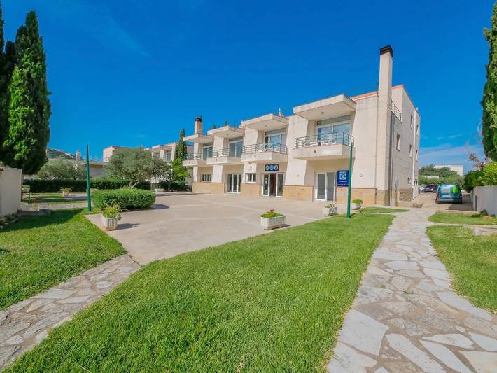 Gîte pour 4 personnes, avec Terrasse ainsi que Jardin et Piscine à Roses