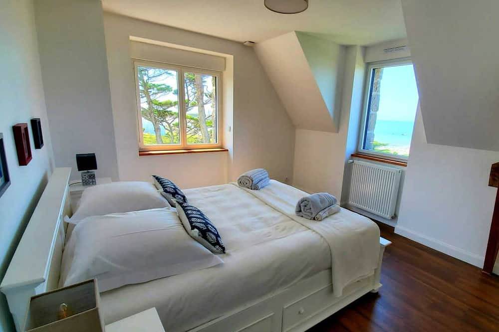 Le Brise-Lames, accès privatif à la plage 4 chambres, 2 salles de bain in Kerfissien, Cléder