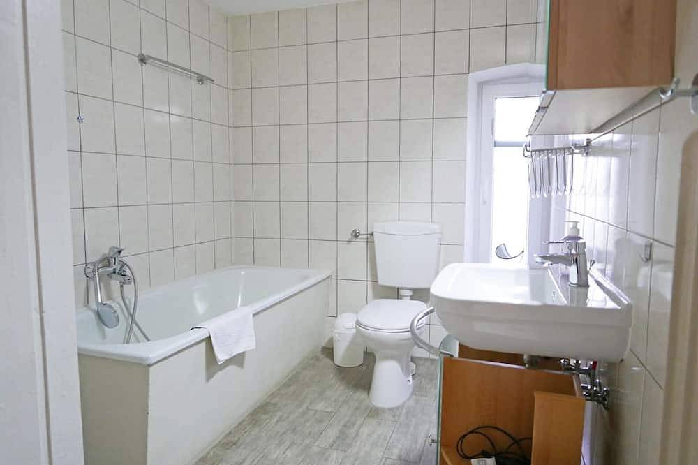 Ganze Wohnung, 110m² große, charmante Ferienwohnung \"Schleistern\" mit Kaminofen und großem, liebevoll bepflanzten Garten mit alten Baumbeständen, nur 400 m von der Schlei entfernt, eignet sich wunderbar für Paare und Familien, die sich abseits des Alltagstr... in Kopperby, Kappeln