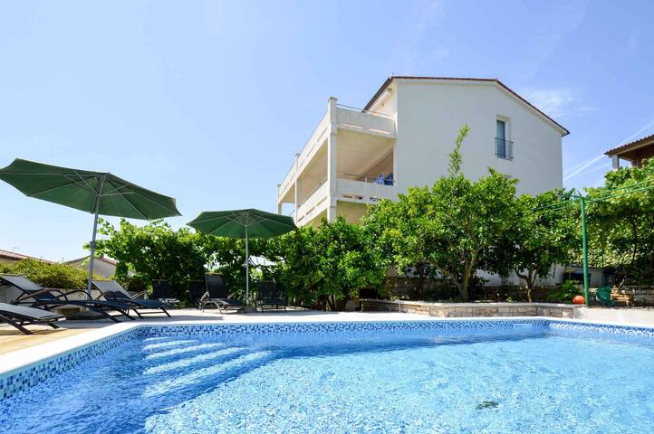 Ferienwohnung für 8 Personen, mit Balkon und Garten in Pula