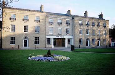 Hôtel pour 10 personnes, avec terrasse et jardin dans Ely