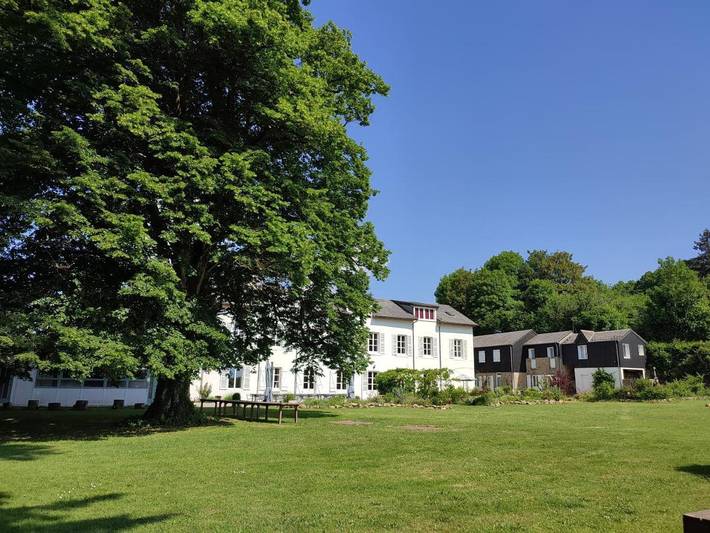 Location de vacances pour 20 personnes, avec vue ainsi que piscine et jardin à Roussillon-en-Morvan