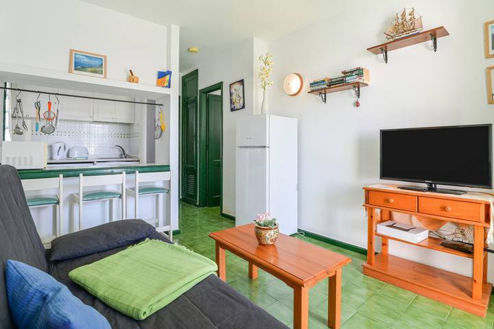 Entire apartment, Cosy Apartment "Mimosa B1" Close to Beach with Terrace, Pool & Wi-Fi in Puerto del Carmen, Tías