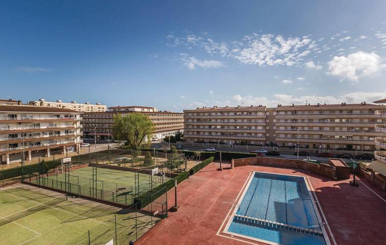 Appartement de vacances entier, Appartement de luxe avec WiFi, parking, climatisation, terrasse, piscine et plage à 2 km in Els Pins Blanes, Blanes