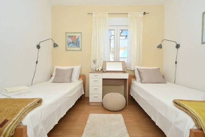 Ganze Wohnung, Wunderschöne ruhige Strandlage 5 km vom Trogir, Schwimmbad, Meerblick in Okrug Gornji, Ciovo
