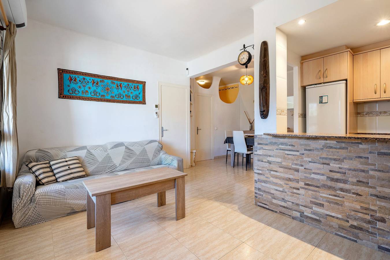 Apartamento entero, Apartamento 'Agua De Sal' con piscina compartida, Wi-Fi y aire acondicionado in Montroig, Costa Dorada