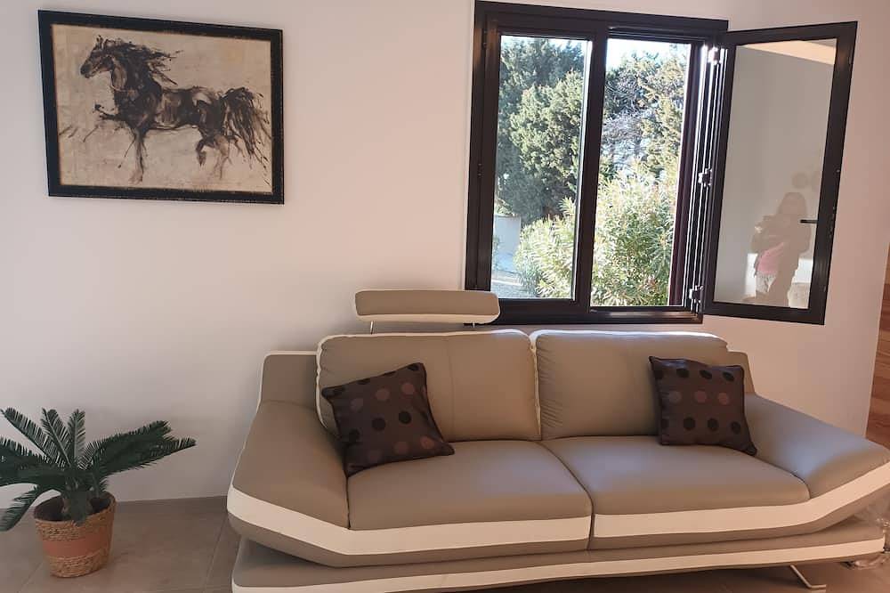 Villa 12 pers, air-conditioned, 4x10 pool, poolhouse, in the countryside but not isolated. in Orange, Vaucluse
