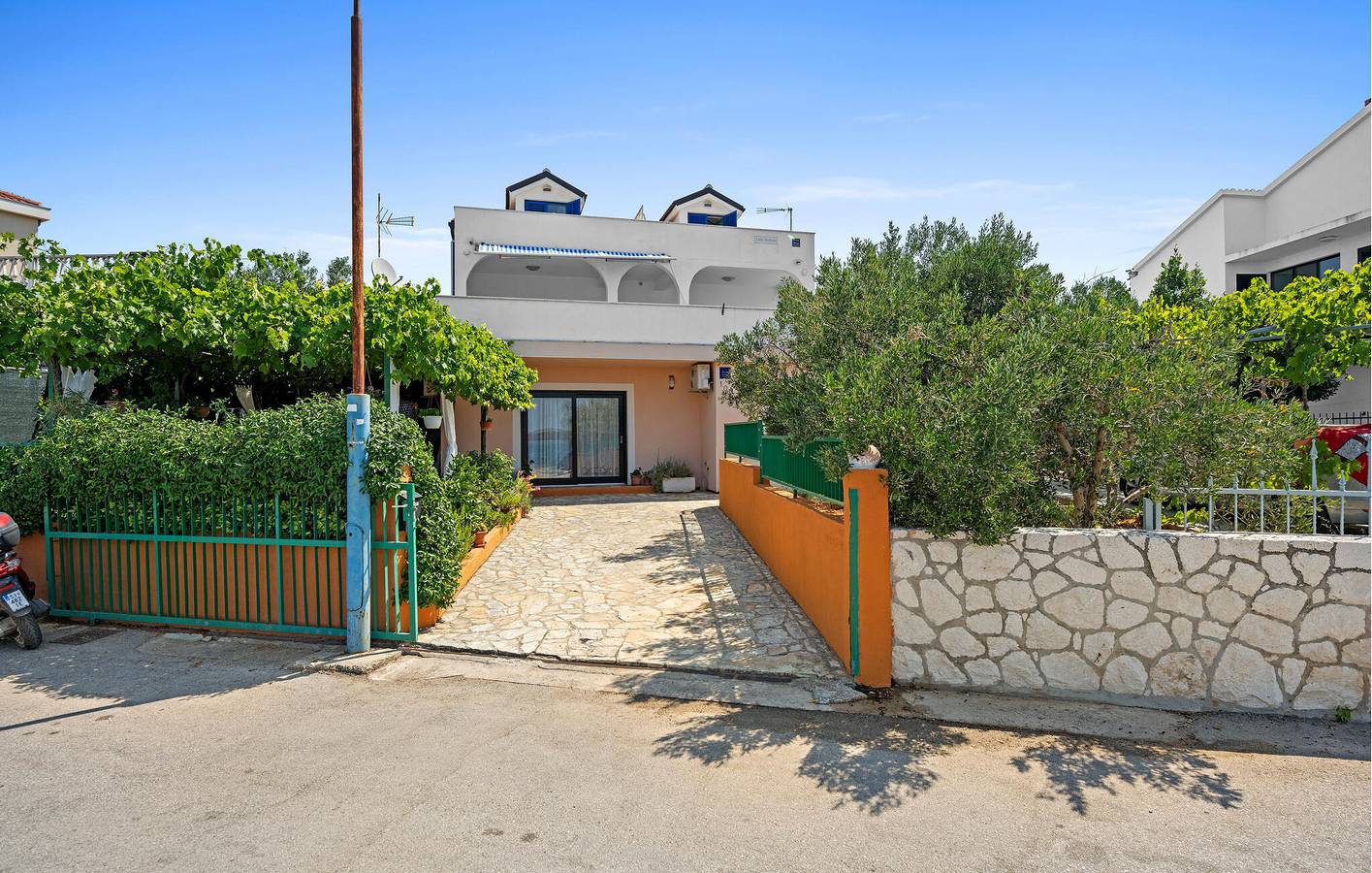 Ganze Ferienwohnung, Gemütliche 1-Zimmer-Wohnung mit Terrasse, 200 m vom Strand entfernt in Brodarica, Šibenik-Knin