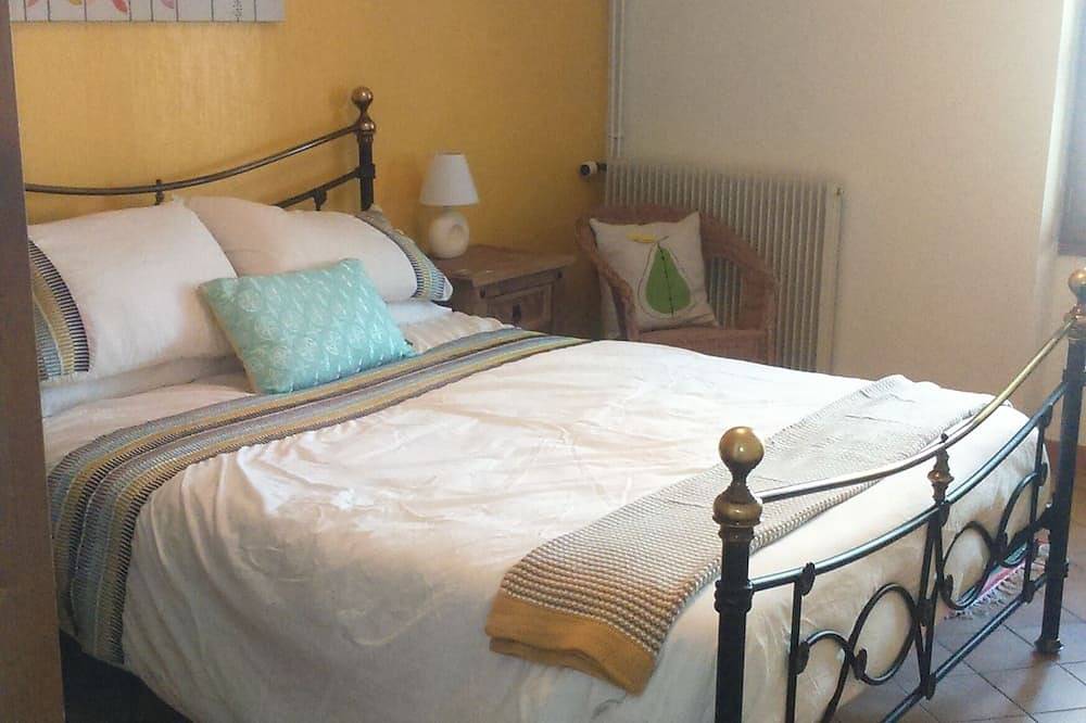 Spacious house with town view in Chabanais, Charente