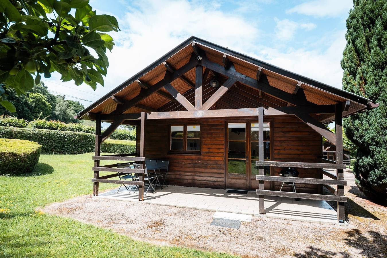 Domaine de Guillaume, Chalet Galopin for 4 with Shared Pool and Wi-Fi in Livarot-Pays-d'Auge, Lisieux region
